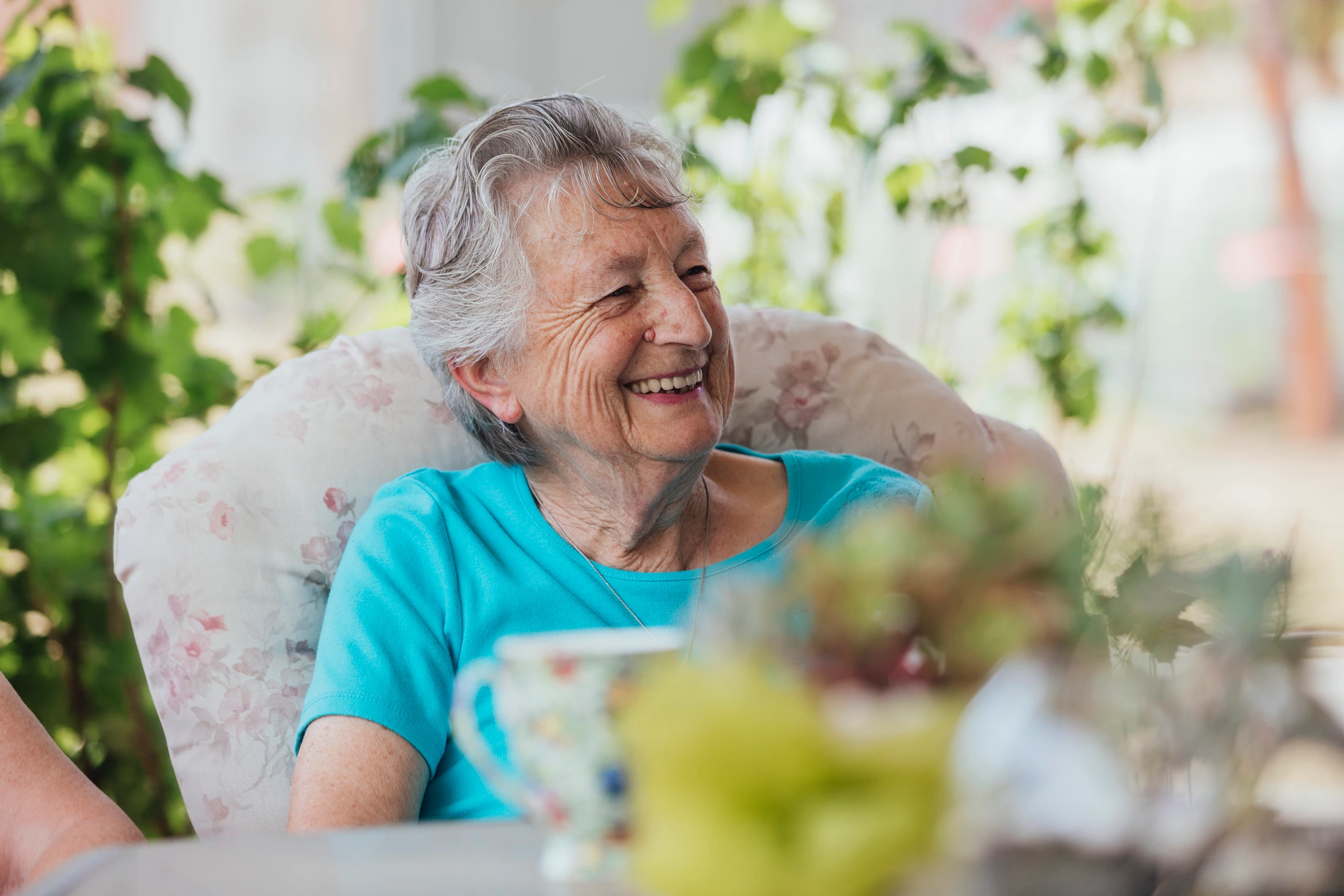 smiling senior enjoying an afternoon tea and the many benefits of independent senior living